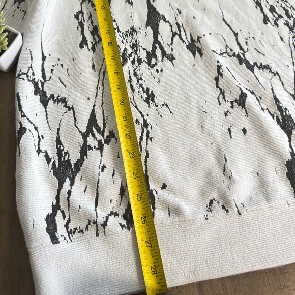 H&M Black and White Crewneck Sweater with Abstract Pattern - Picture 8 of 10